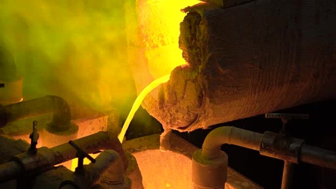 冶金生产。熔融金属从熔炉中倒出，热液体非常危险