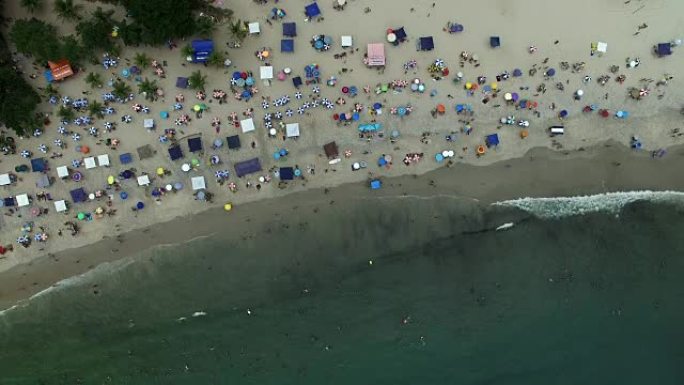 巴西拥挤海滩的鸟瞰图