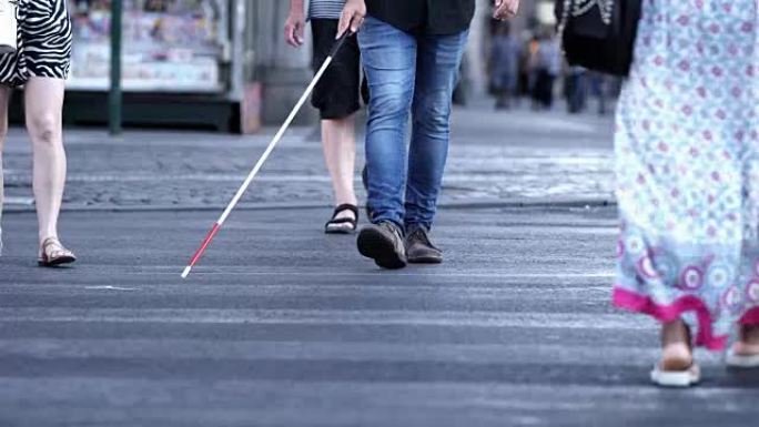 盲人穿过拥挤的街道。Indipendence、残疾