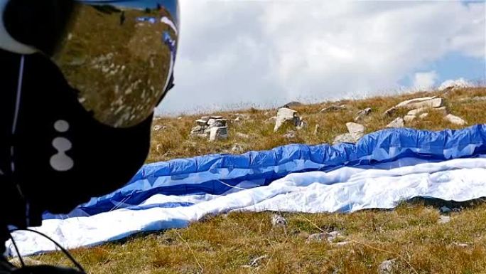 滑翔伞从山脊向蓝天发射