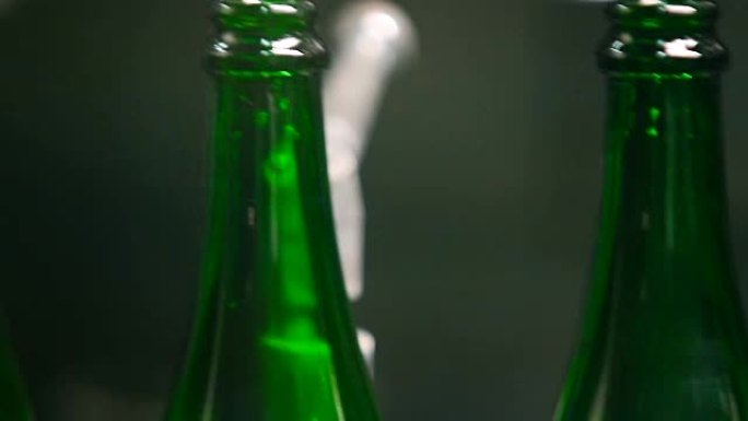 香槟的空绿色瓶子