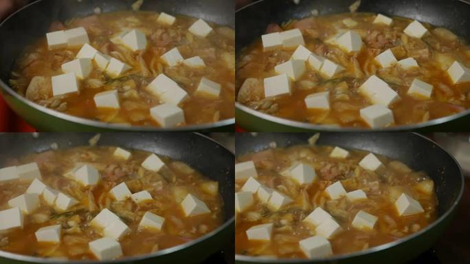 煮泡菜。韩国汤配辣泡菜豆腐等食材。
