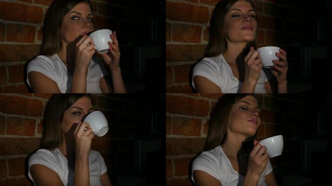 沉思的年轻女子晚上喝杯咖啡