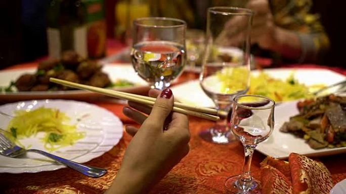 人们在中国餐馆庆祝节日。吃传统的中国菜。特写