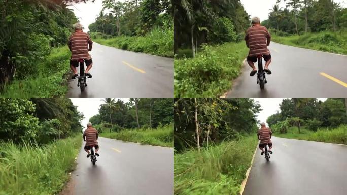 亚洲老人骑踏板车