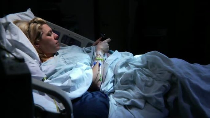HD-女性在医院病床上发短信