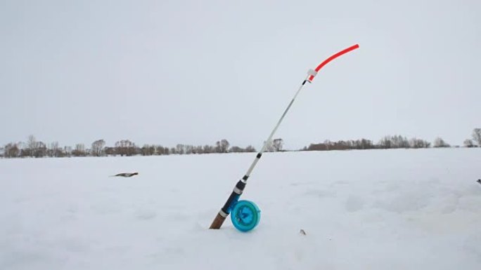 冰湖雪中的钓具