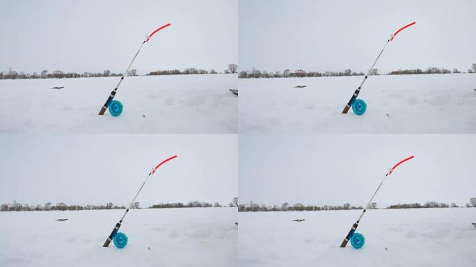 冰湖雪中的钓具