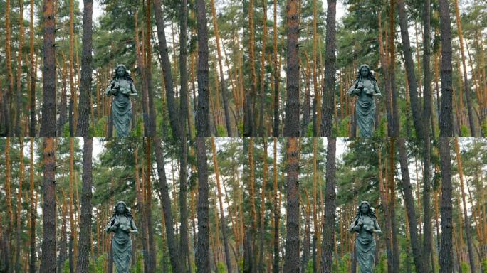 森林雕塑中的女人
