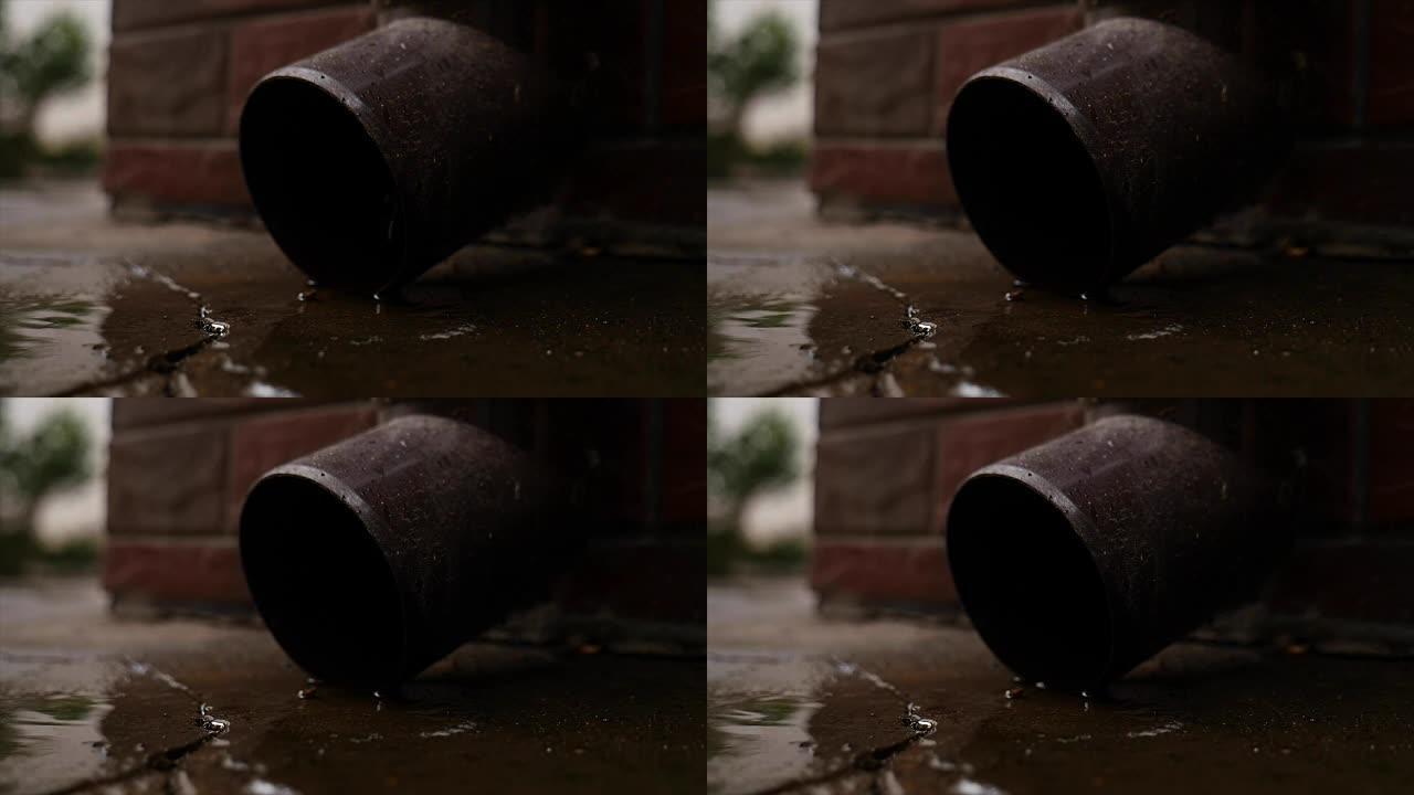 锡水运行排水管和水滴下降。雨水聚集