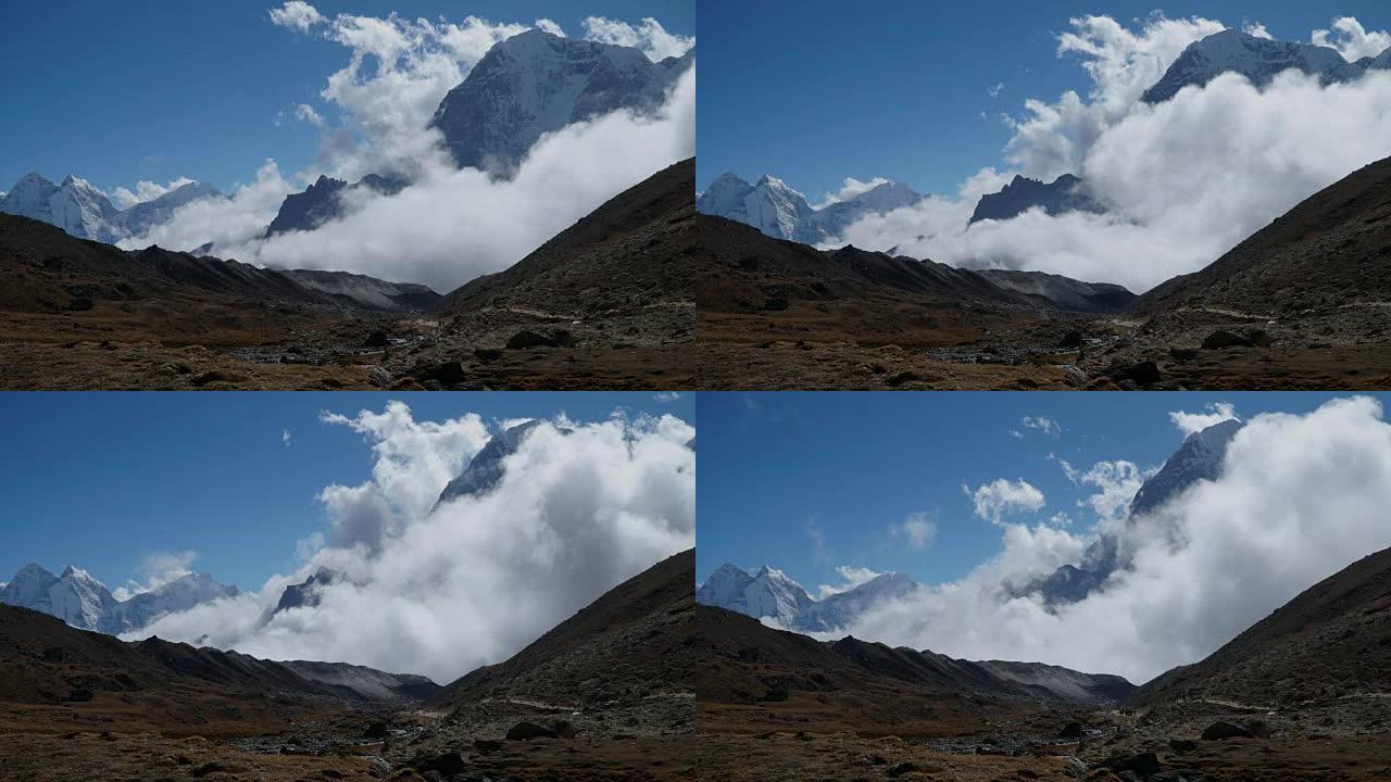 在喜马拉雅山脉背景下的云层运动