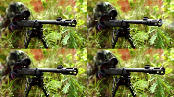 慢镜头:狙击手带着枪在山上执行任务的特写镜头