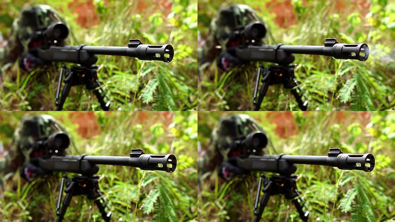 慢镜头:狙击手带着枪在山上执行任务的特写镜头