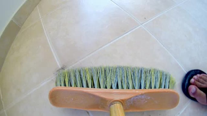4k扫帚清扫POV 2簸箕。从扫帚的角度清扫硬木地板。用簸箕。