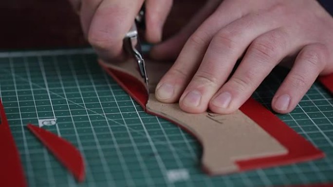 制革厂中的制革厂，雕刻出用于制造钱包的坯料的特殊图案