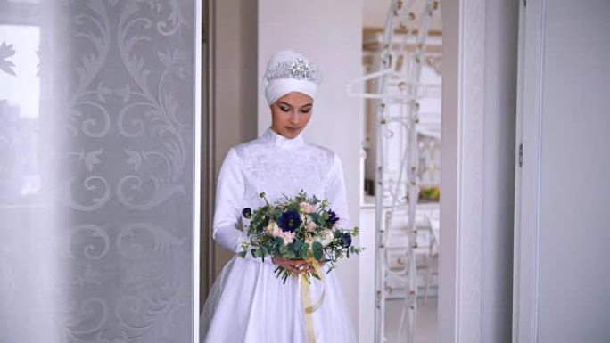 美丽的穆斯林新娘，穿着漂亮的婚纱化妆