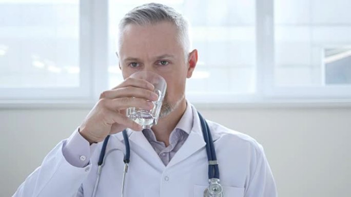 医生在诊所喝水