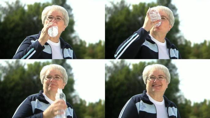 老年妇女在户外喝水