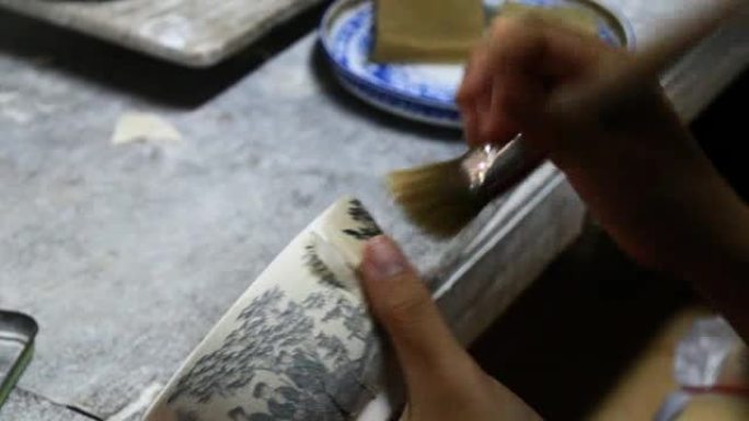 工匠制造艺术陶器