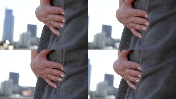 手指上的订婚戒指。