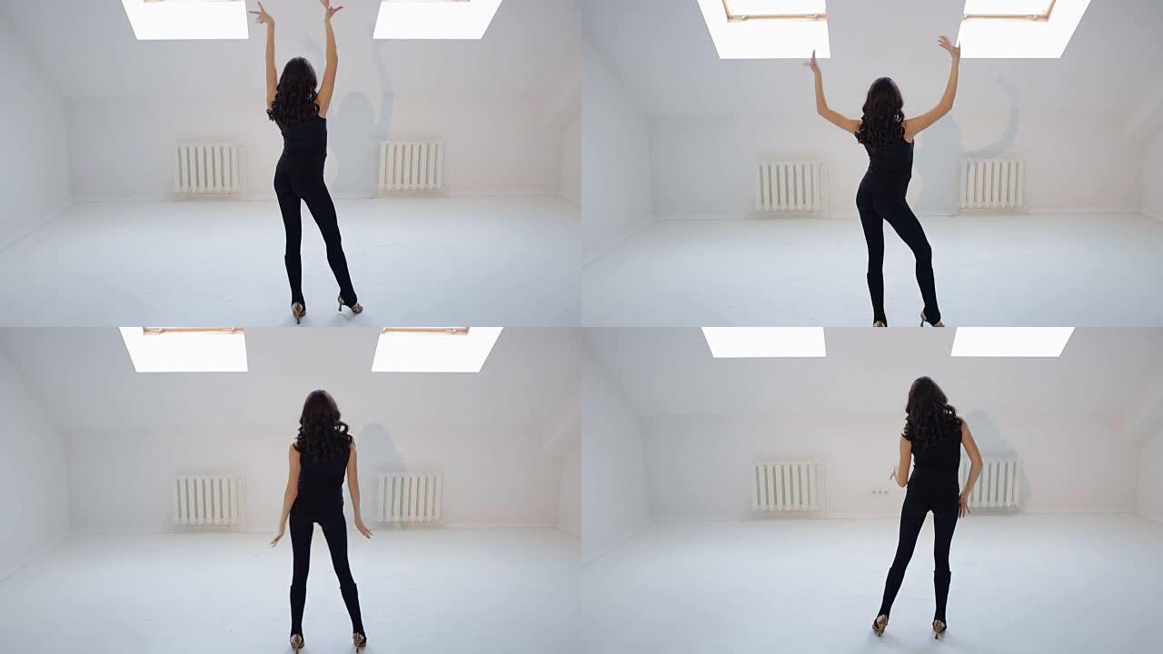 一个年轻女孩正在舞蹈室里跳萨尔萨舞。