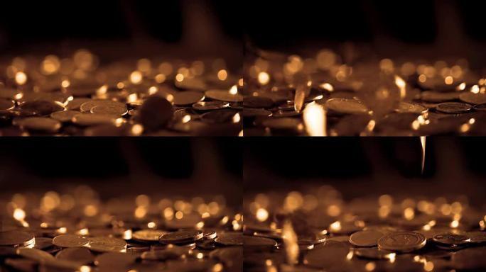 关闭货币硬币在黑暗的灯光下掉到地板上，商业和金融，以节省金钱或投资背景概念，带有黑色复制空间，非常接
