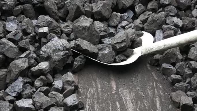 背景煤矿中的铲子和煤