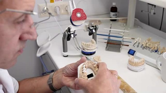 牙科植入物的生产，专业在特殊设备中制作陶瓷牙齿，并在工作中使用粉末漂白
