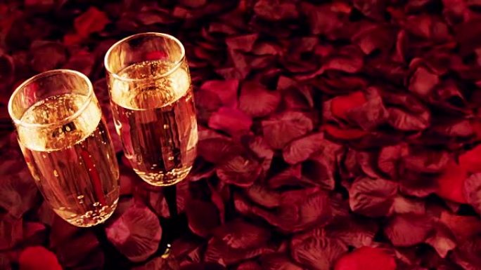 桌子上覆盖着花瓣红玫瑰。