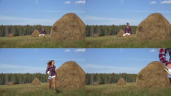金发碧眼的乡村女孩在干草堆中奔跑和跳跃