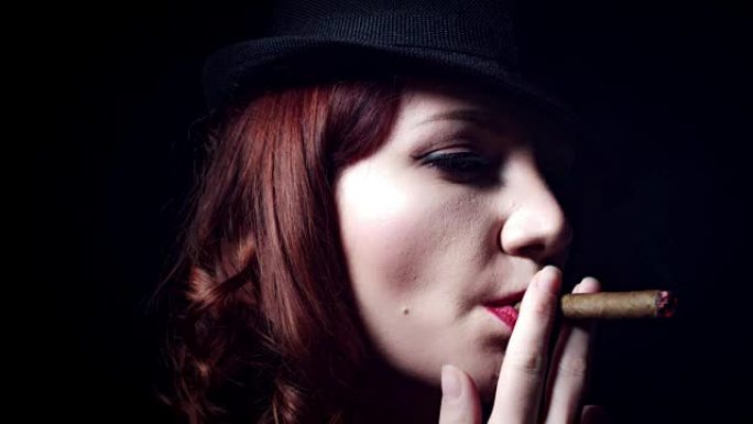 4k嘎嘎风格的女人抽雪茄