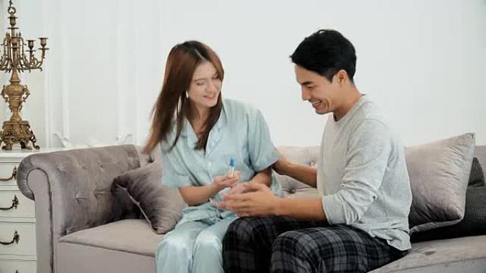 幸福的夫妻在客厅发现怀孕测试