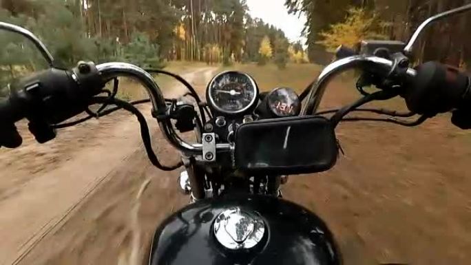 摩托车斩波器在森林道路上行驶