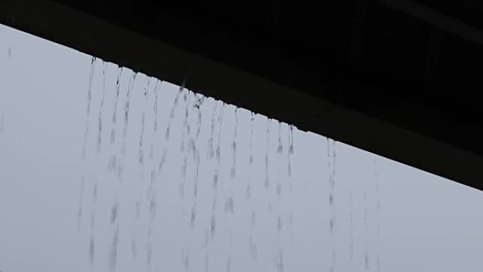 水滴在排水沟屋顶上溢出，雨天天气场景