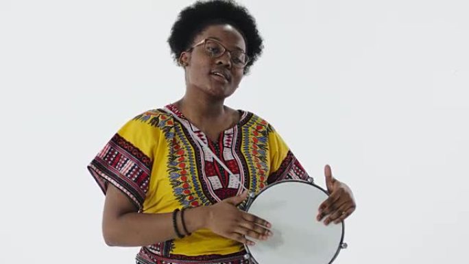 特写非洲妇女在邦戈鼓上慢动作演奏