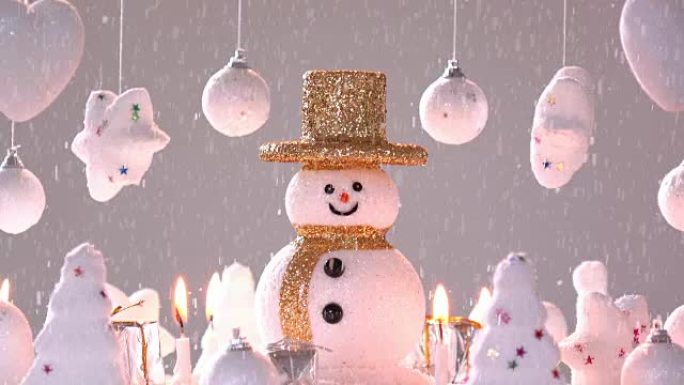 新年或圣诞节假期国际的雪地上的雪人。，在快乐的时光里，下雪。