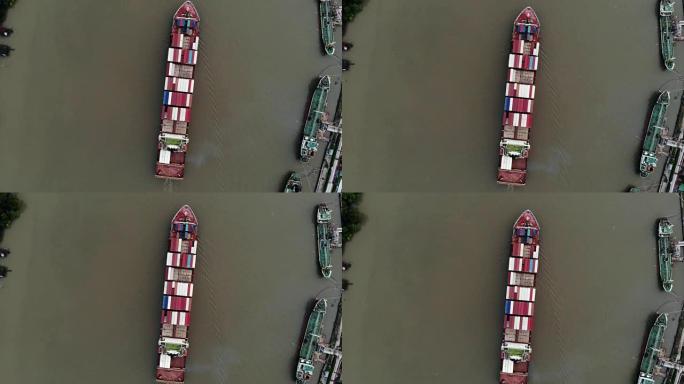 俯视图指向沿着湄南河驶向泰国曼谷港的集装箱运输船