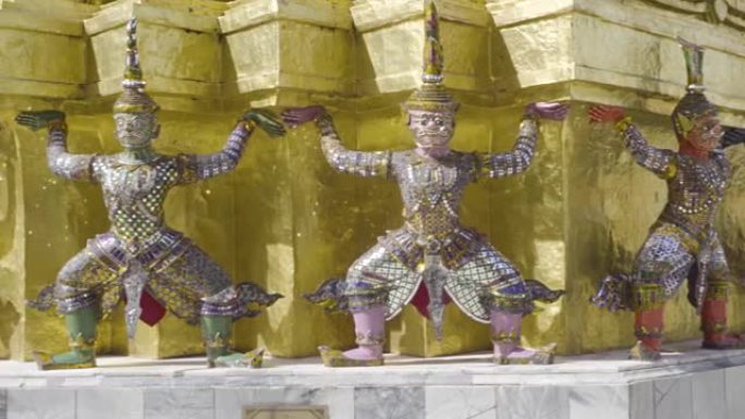 Yaksa guardians在泰国曼谷的Wat Phra Kaew携带宝塔