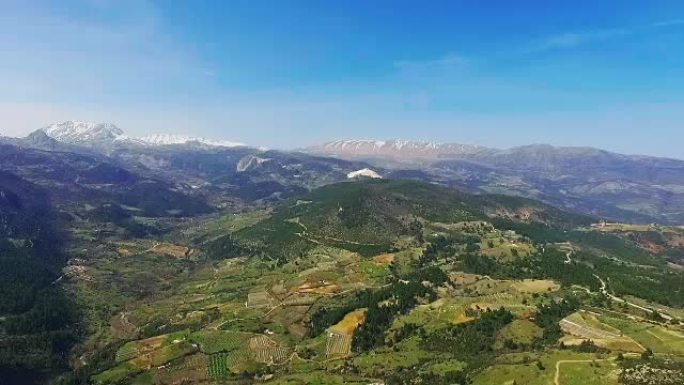 除了山顶之外的空中飞行。