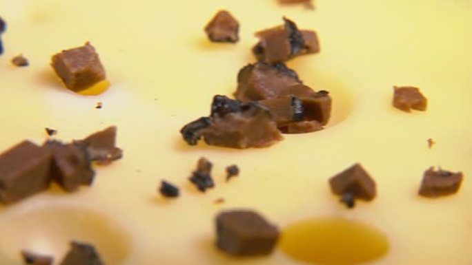 黑松露的立方体落在硬奶酪上