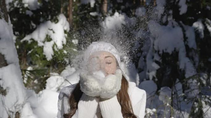 玩雪的女孩