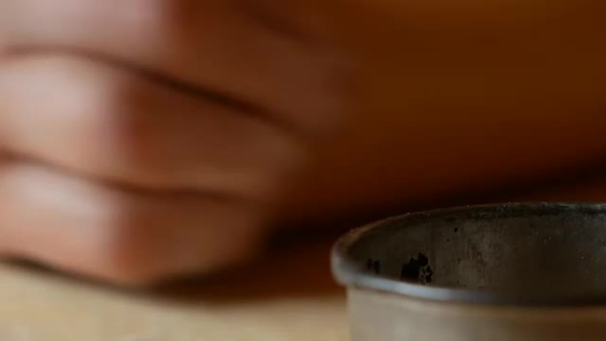 一张撒了面粉的桌子上的意大利面邮票的特写