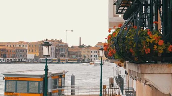 意大利威尼斯背景上的鲜花阳台
