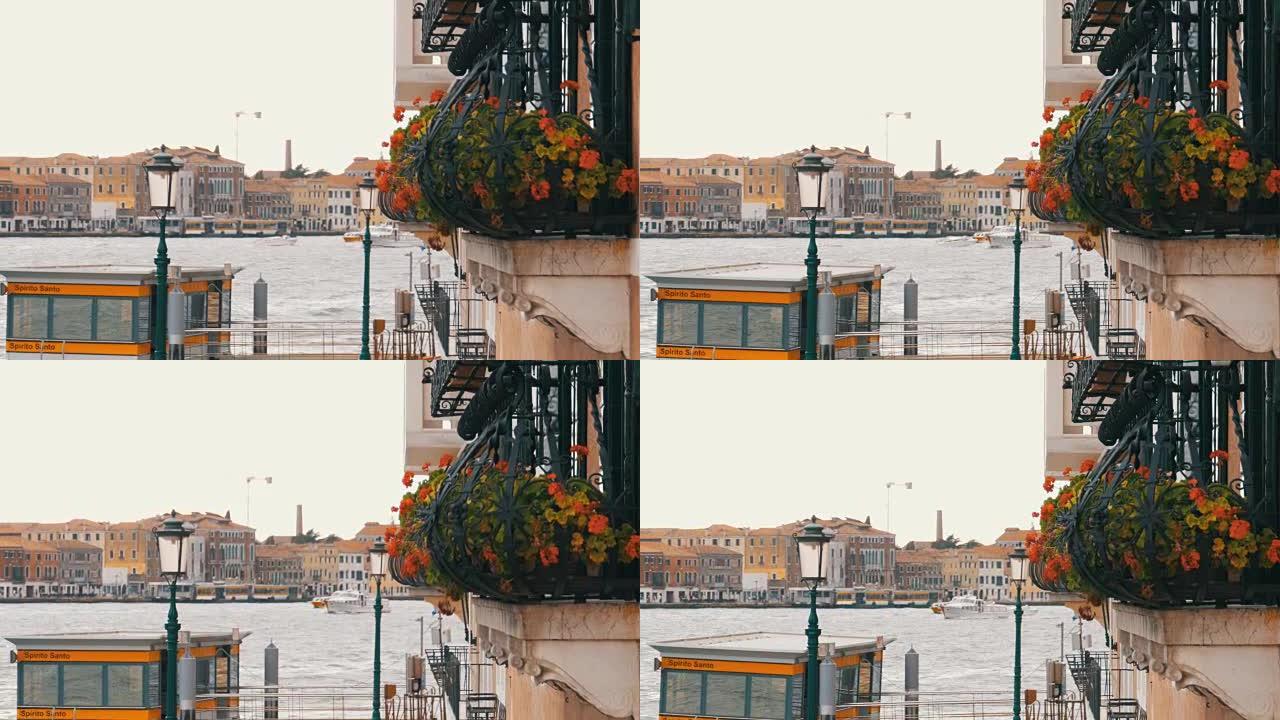 意大利威尼斯背景上的鲜花阳台