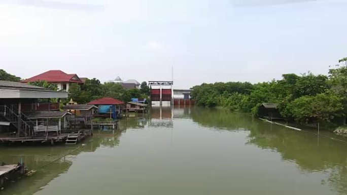 村庄，运河沿线泰国房屋风格的鸟瞰图。