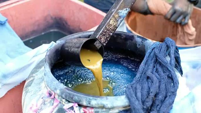 近距离观察人们在做泥靛蓝染色棉手工在泰国。