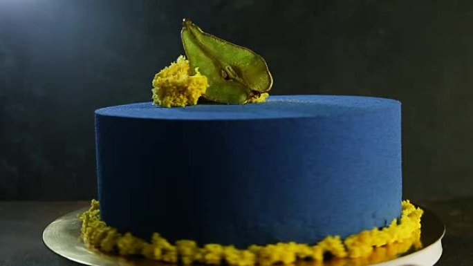 美味的蓝色蛋糕装饰着干梨