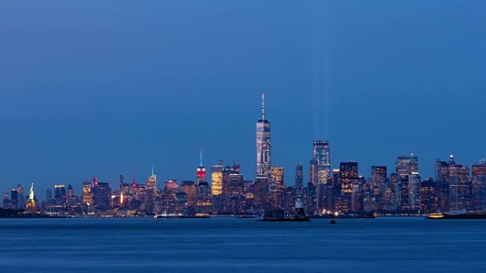 黄昏时分，曼哈顿下城与致敬的两束光在一起。纽约城市港口