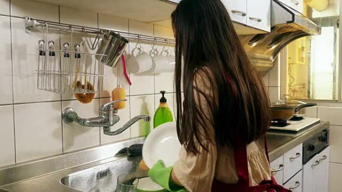 亚裔美国女孩快乐地做洗碗家务