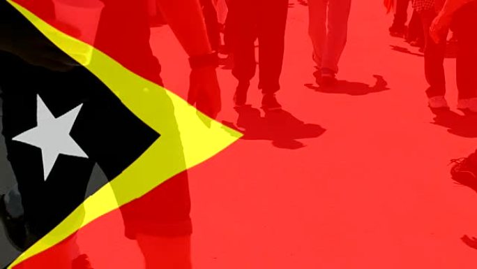 东帝汶国旗和人们作为背景行走